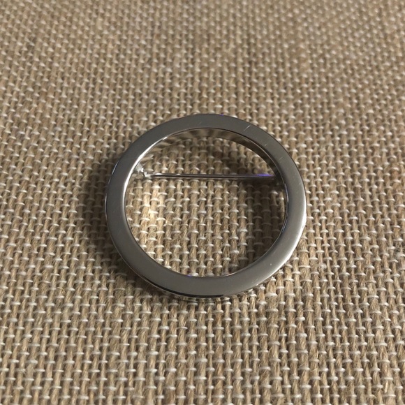 TRIFARI Crown Vintage Silver Tone Brooch Lapel Pin - Picture 4 of 4